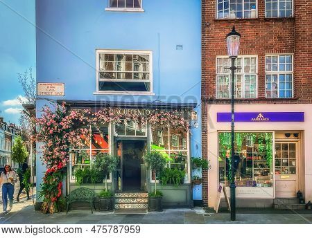 England, United Kingdom, April 2023, View Of Cinquecento, A Pizzeria In The Royal Borough Of Kensing