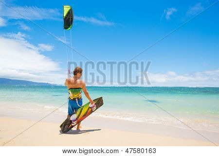 Kiteboarder en playa hermosa