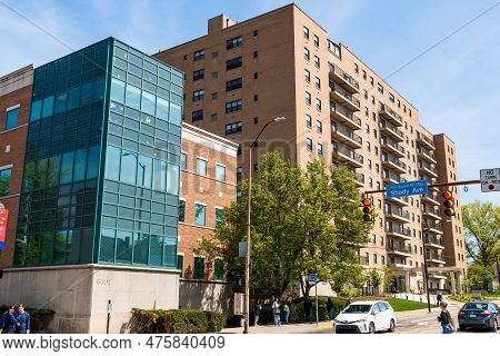 Pittsburgh, Pennsylvania, Usa April 27, 2023 Maxon Towers Apartments To The Right Of An Office Build