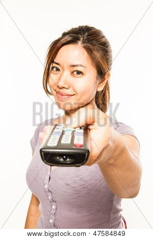 Junge asiatische Frau mit remote Steuerung