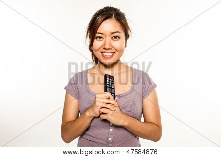 Junge asiatische Frau mit remote Steuerung
