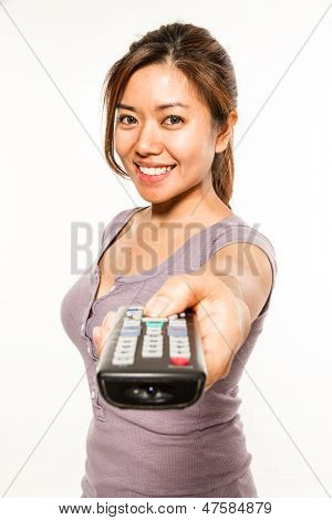 Junge asiatische Frau mit remote Steuerung