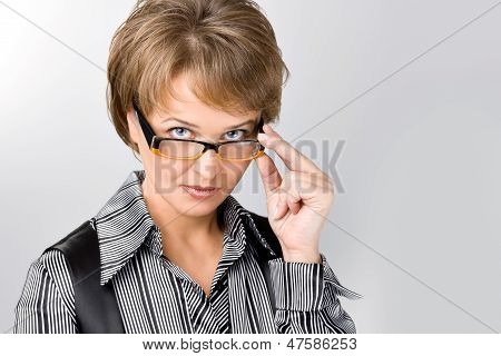 商务女人看起来和严格的方式
