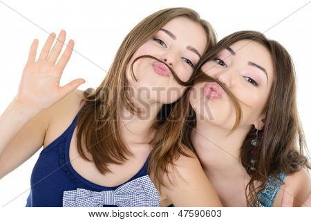 ภาพของสองสาววัยรุ่นที่สนุก และทำให้ใบหน้ากับทำผมผมเปีย o แยก moustache