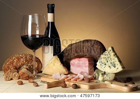 精致的红酒、 奶酪和肉类产品静物写生