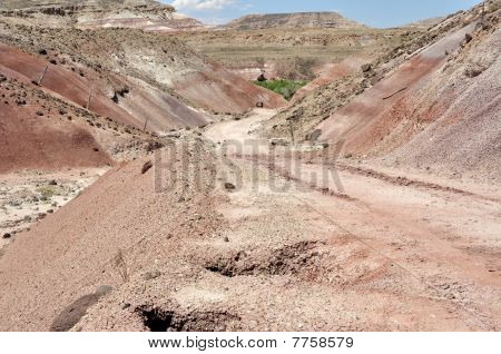 Droga przez bentonit wzgórza w pobliżu Capitol Reef