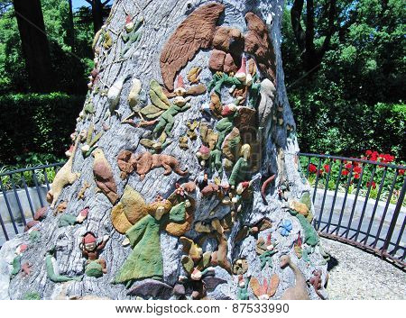 Figurines on the trunk of a tree