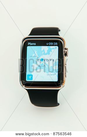 Apple Watch Starts Selling Worldwide - First Smartwatch From Apple Computers