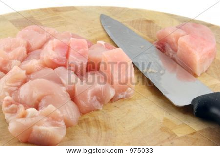 Gros plan de poulet sur une planche à découper