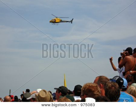 Mennesker og helikopter