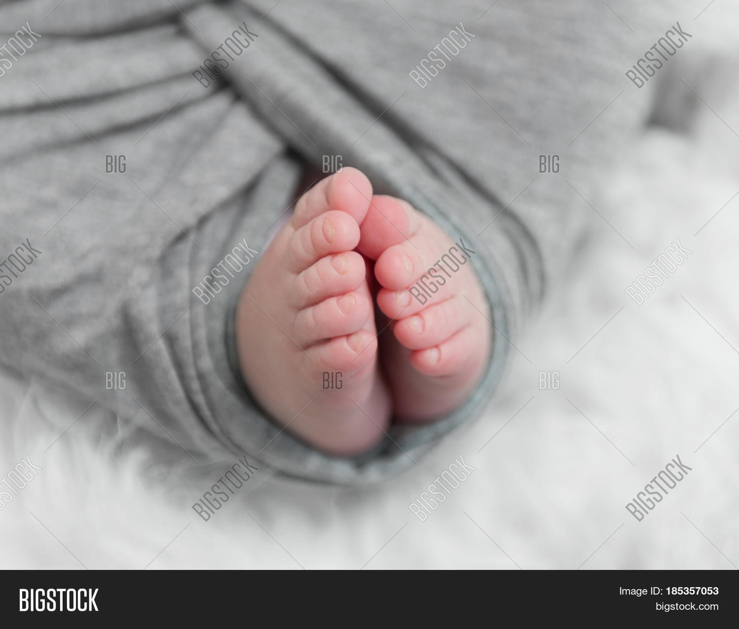 песня еще совсем малюсенькие