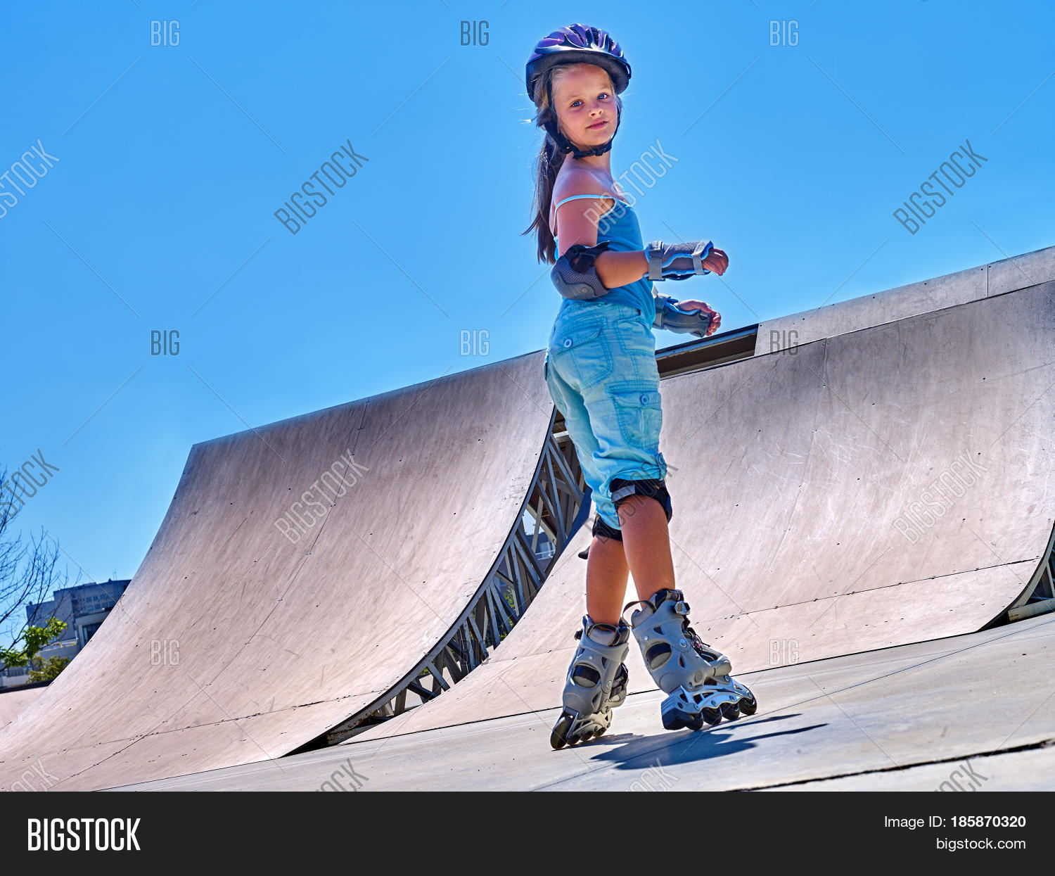 ролики на ногах. кататься на роликах.