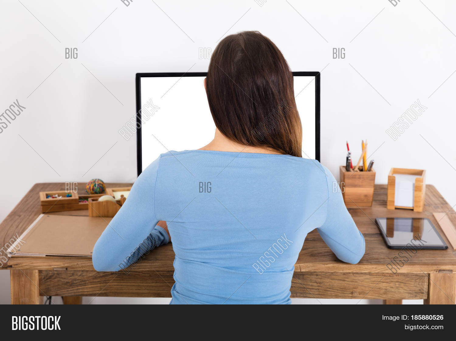 Парень с девушкой в зеркале. Use from behind. Мужчина с ноутбуком в офисе. Парень обнимает девушку. Man head back.