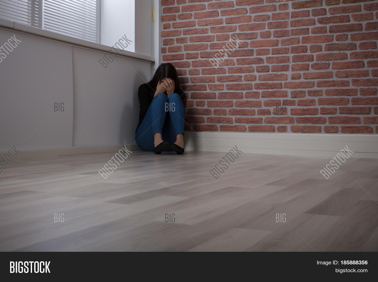 человек сидит в углу. подросток в углу. Sitting in the corner. грустный мальчик сидя на лестницах. человек сидит в углу.