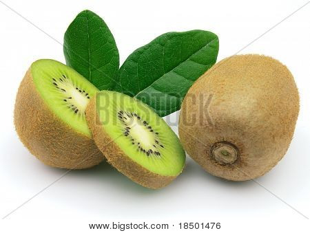 Frische reife Kiwi auf weißem Hintergrund