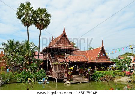 The architecture of the masters of Thailand amazes with its exquisite architectural beauty, the temple is decorated with flowers, a beautiful pond and a lake, and secret signs and truthful inscriptions on the wall call pilgrims to learn the mystical knowl