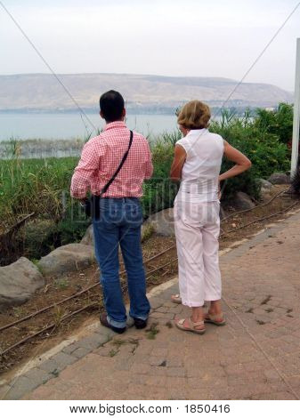 Turistas olhando para o mar
