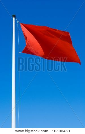 Rote Warnzeichen am Strand