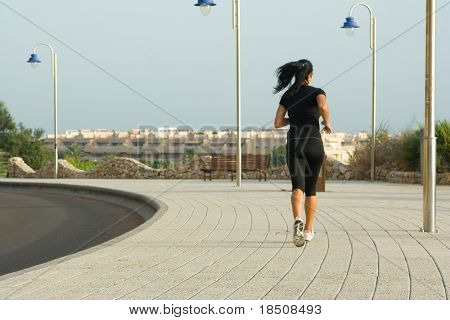 Kvinde jogging om morgenen