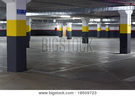 Garage parcheggio vuoto