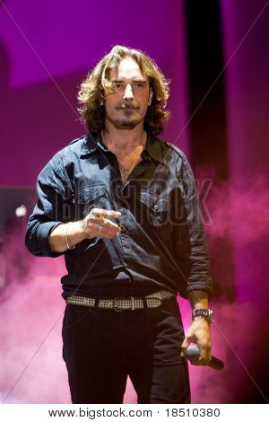 VALENCIA, İspanya - 17 Temmuz - Jordi Sanchez İspanyol müzik grubunun OBK gerçekleştirir sahneye Manises