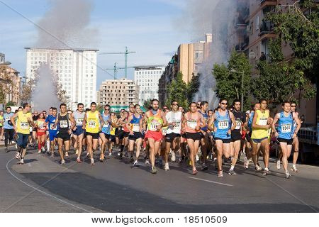 VALENCIA, Spanien - 15 NOVEMBER: Början av IX Vuelta en paj Es Posible 5K road race den 15 November,