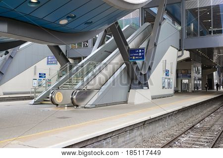 Reading, UK. 6th May 2017. Almost empty platforms at Reading station on the Great Western main line.