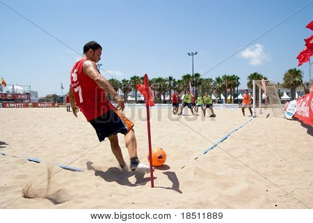 VALENCIA, España - 10 de julio: Equipos de fútbol participan en la ciudad de Valencia XVII Beach Soccer Compet
