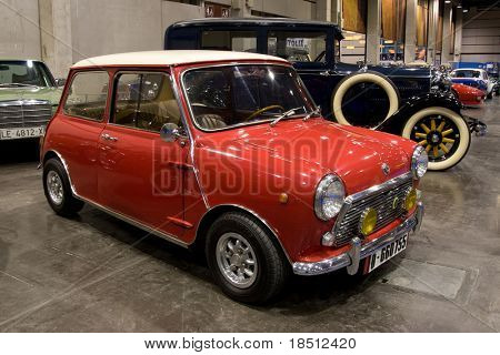 VALENCIA, Hiszpania - 22 października: 1968 Morris Mini 1275C jest na wystawie w 2010 r. Motor Epoca Classic