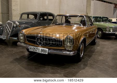 VALENCIA, Hiszpania - 22 października: 1967 Mercedes Benz 250 SL Pagoda (California wersja) jest na wyświetlaczu 