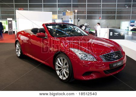 VALENCIA, İspanya - Aralık 8: Bir 2010 kırmızı Infiniti G37 Cabrio Cabrio Aralık tarihinde Valencia Otomobil Fuarında