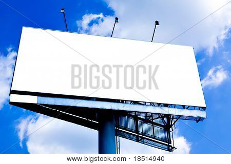 Blank billboard grande sobre o céu azul, colocar o seu texto