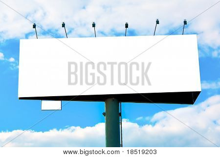 leere großen Billboard über blau Bedeckter Himmel