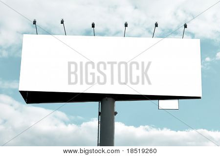 leere großen Billboard über blau Bedeckter Himmel