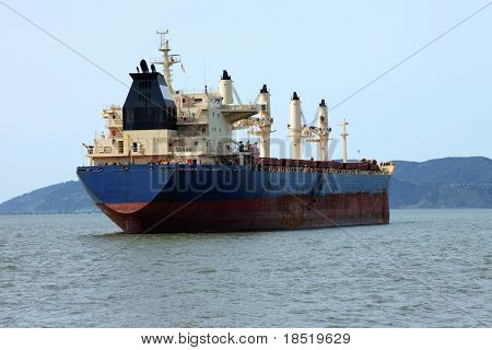Tørlast skib forankret i Astoria Oregon.