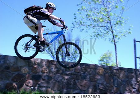 Saut VTT d'un mur