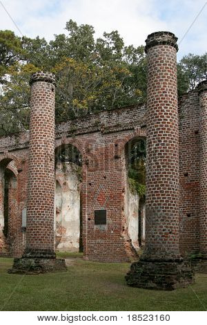Ruines d'une église du XVIIIe siècle