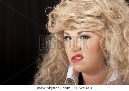 kobieta w blond peruce i szyderczy ciężki makijaż