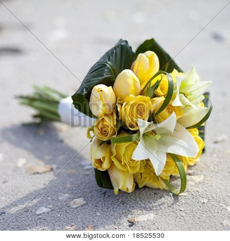 การเรียงตัวของกุหลาบและดอกบัวบนชายหาด