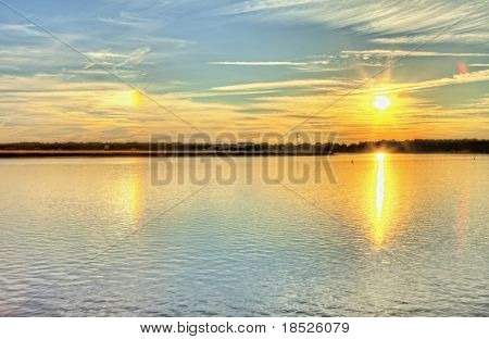 Sundog (parhelion) che riflettono sull'acqua, immagine hdr