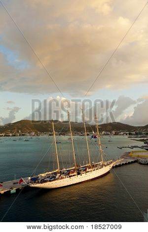 Widok 4 wózki jachtu w porcie, st martin