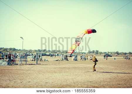 Parachute jumper on a wing parachute execute a controlled descent by parachute