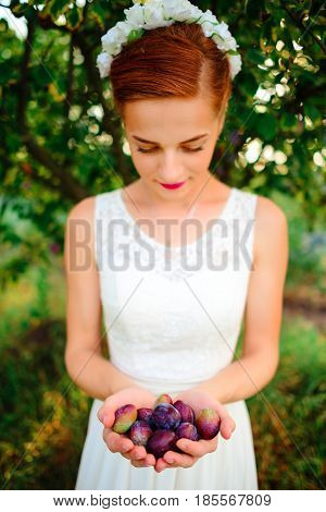 Beautiful Bride Holding A Lot Of Cream, A Wonderful Summer Day