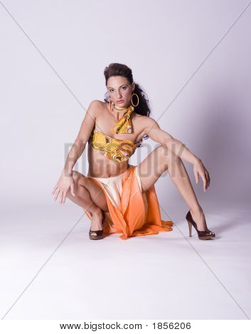 Femme en haut coloré et jupe