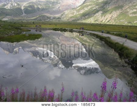 Italiensk sø med Mountain refleksion