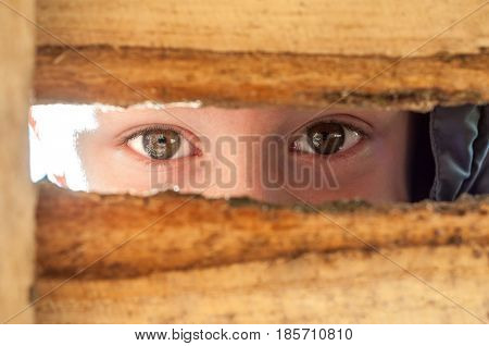 Children's eyes spy in the big slot