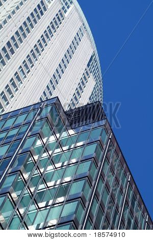 โรงแรมอาคารที่ทันสมัยและออฟฟิศทาวเวอร์ที่ยืนอยู่ด้วยกันกับฟ้าใส