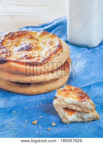 Traditional russian pasties Shanga - opened circle pie with cottage cheese. Close up view of carols cheesecake with cottage cheese. Vertical.