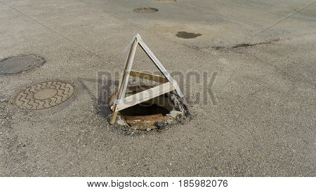 sewer hatch city work tube sewage circle