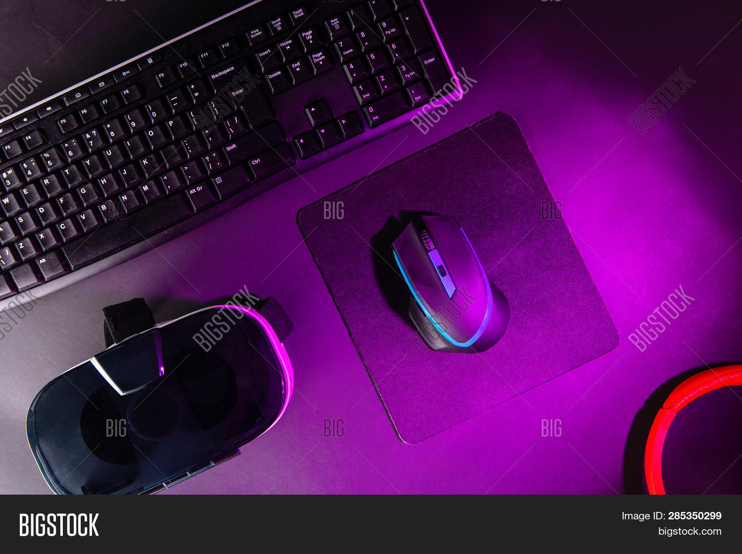 vr headset with keyboard and mouse